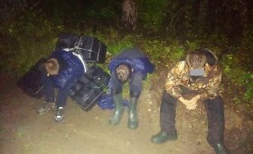 Lazdijų rajone pasieniečiai sulaikė 4 vyrus, gabenusius cigarečių kontrabandą