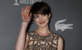 &bdquo;Oskarų&ldquo; favoritei Anne Hathaway &ndash; stilingiausios ir populiariausios aktorės apdovanojimas