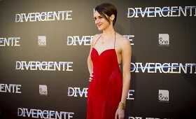 &bdquo;Divergentės&ldquo; premjeroje Madride Shailene Woodley žavėjo eleganti&scaron;ka raudona suknele 