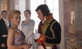 Gillian Anderson seriale &bdquo;Karas ir taika&ldquo;