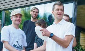 Grupės &bdquo;120&ldquo;  narys &Scaron;arūnas Janu&scaron;kevičius filme &bdquo;Ir visi jų vyrai&ldquo;