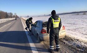 Policininkai gelbėjo vairuotoją &ndash; pakeitė nuleistą ratą