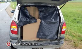 &bdquo;Opel Zafira&ldquo; buvo prikim&scaron;tas kontrabandinių cigarečių
