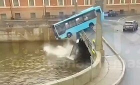 Į upę Sankt Peterburge nulėkė autobusas su keleiviais