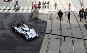 Tomas Kristensenas su &bdquo;Audi R18 E-Tron Quattro&ldquo; lenktyninių automobiliu važinėjosi Le Mano gatvėmis