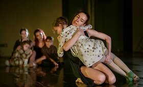 Kauno &scaron;okio teatro &bdquo;Aura&ldquo; premjera &ndash; &scaron;okio spektaklis &bdquo;Noriu maitinančios dienos i&scaron; tavo rankų&ldquo;