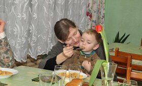 Labdaringų valgyklų lankytojams vai&scaron;es surengė labdaros fondas &bdquo;Maisto bankas&ldquo;