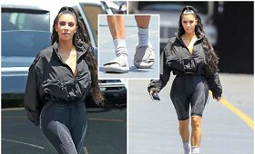 Kim Kardashian bando atvesti kojines su &scaron;lepetėmis į madą
