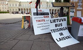 Prie Prezidentūros &ndash; akcija Drąsiaus Kedžio dukros perdavimui paminėti 