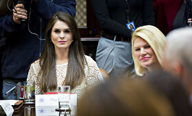 Donaldo Trumpo de&scaron;inioji ranka, 28-erių Hope Hicks