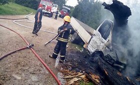 Ukmergėje atsitrenkęs į medį degė automobilis
