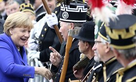 Vokietijos kanclerė per &scaron;alies suvienijimo metinių minėjimą Dresdene pasitikta protestuotojų užgaulėmis