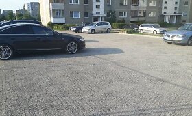 Vilniaus savivaldybė pievą pavertė stovėjimo aik&scaron;tele
