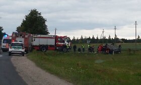Po avarijos Kauno Raudondvario plente žmones i&scaron; apsivertusio automobilio vadavo ugniagesiai