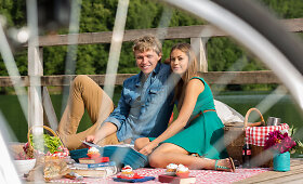Mindaugas Kuzminskas su mylimąja Egle Andreikaite romanti&scaron;koje fotosesijoje reklamavo saldžius kepinius