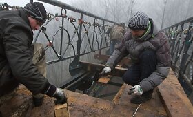 Ukrainiečiai tvarko per protestus nusiaubtą Kijevo centrą