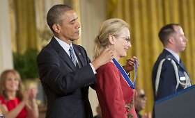 JAV prezidentas Barackas Obama auk&scaron;čiausius valstybinius apdovanojimus įteikė Meryl Streep ir Stevie Wonderiui