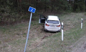 Lazdijų rajone persekiojamas vogtas BMW X5 nuvažiavo nuo kelio