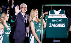 Į arenos vir&scaron;ų pakilo Jono Kazlausko mar&scaron;kinėliai ir pagerbti 1999 čempionai