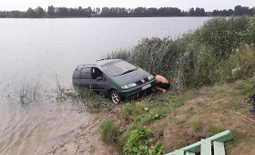 Vairuotojai važiuojant atbulomis, Kėdainių rajone &bdquo;VW Sharan&ldquo; atsidūrė tvenkinyje