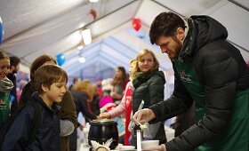 Broliai Lavrinovičiai labdaros akcijoje &bdquo;Maltiečių sriuba&ldquo;