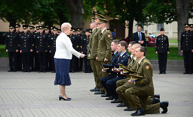 Dalia Grybauskaitė suteikė pirmąjį karininko - leitenanto - laipsnį Lietuvos karo akademijos absolventams