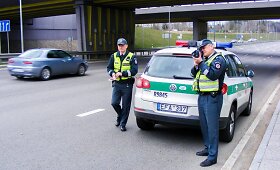 Policijos pareigūnai matuoja greitį ir tikrina vairuotojų dokumentus