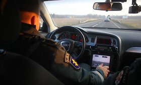 Kelių policijos darbas nežymėtu automobiliu