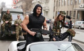 Ironvytas ir Elita Citovičiūtė į renginį atvyko ginkluoti ir lydimi karinių visureigių