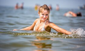 Monika &Scaron;alčiūtė mėgaujasi Baltijos jūros vandeniu