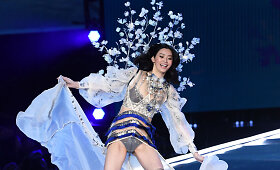 Manekenė Ming Xi suklupo per &bdquo;Victoria's Secret&ldquo; &scaron;ou