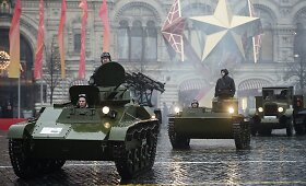 Maskvos Raudonojoje aik&scaron;tėje atkartotas 1941 metų karinis paradas