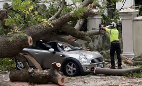 Didžiojoje Britanijoje &scaron;ėlsta smarkiausia pastarojo de&scaron;imtmečio audra