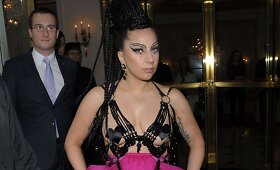 Lady Gaga Paryžiuje krūtis pridengė tik &scaron;irdies formos lipdukais