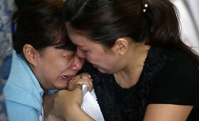 Dingusio &bdquo;AirAsia&ldquo; lėktuvo keleivių artimieji melsdamiesi laukia naujausių žinių
