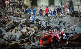 Rusija raketomis atakavo Kyjivą: vaikų ligoninė virto griuvėsiais