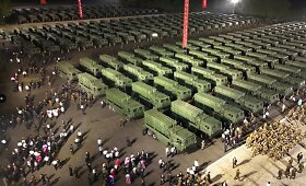 Kim Jong Unas perdavė pasieniečiams 250 balistinių raketų paleidimo įrenginių