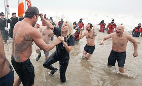 Lady Gaga su sužadėtiniu Tayloru Kinney Čikagoje labdaros tikslais i&scaron;simaudė lediniame vandenyje