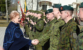 Dalia Grybauskaitė lankėsi Didžiojo Lietuvos etmono Jonu&scaron;o Radvilos mokomajame pulke Rukloje