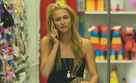 Nepasidažiusi Paris Hilton apsipirkinėjo organizuojamam vakarėliui