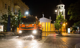 Dėl sausų orų &bdquo;Grinda&ldquo; drėkino Vilniaus gatves