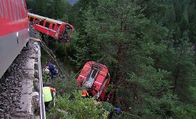 &Scaron;veicarijoje dėl žemės nuo&scaron;liaužos nuo bėgių nulėkė traukinys