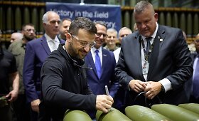 Volodymyras Zelenskis lankosi &scaron;audmenų gamykloje JAV