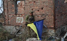 Ukrainos kariai vir&scaron; Andrijivkos i&scaron;kėlė Ukrainos vėliavą