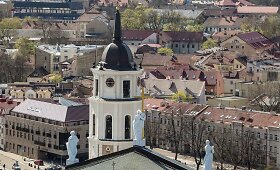 Pavasarėjančio Vilniaus panorama nuo Gedimino pilies bok&scaron;to