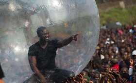 Konge dainininkas Akon koncertavo įlipęs į didelį pripučiamą kamuolį 