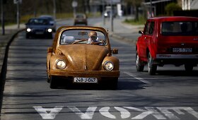 Bosnijos pensininkas per du metus padarė medinį  &bdquo;Volkswagen Beetle&ldquo;