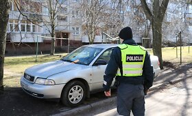 Užstatytos automobiliais žaliosios vejos Klaipėdoje