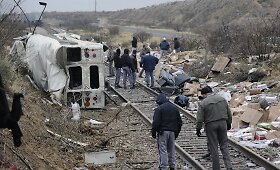 Teksase kalinius vežusiam autobusui susidūrus su traukiniu žuvo mažiausiai 10 žmonių