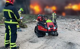 Rusai atakavo pramoninį objektą Kyjive: gaisrui gesinti pasitelktas robotas ir gaisrinis traukinys